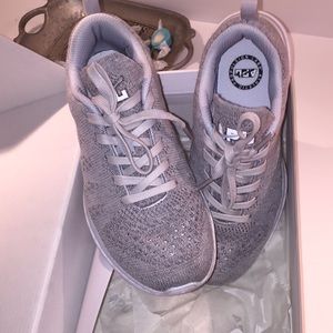 Lululemon app size 6 heather grey cashmere shoe